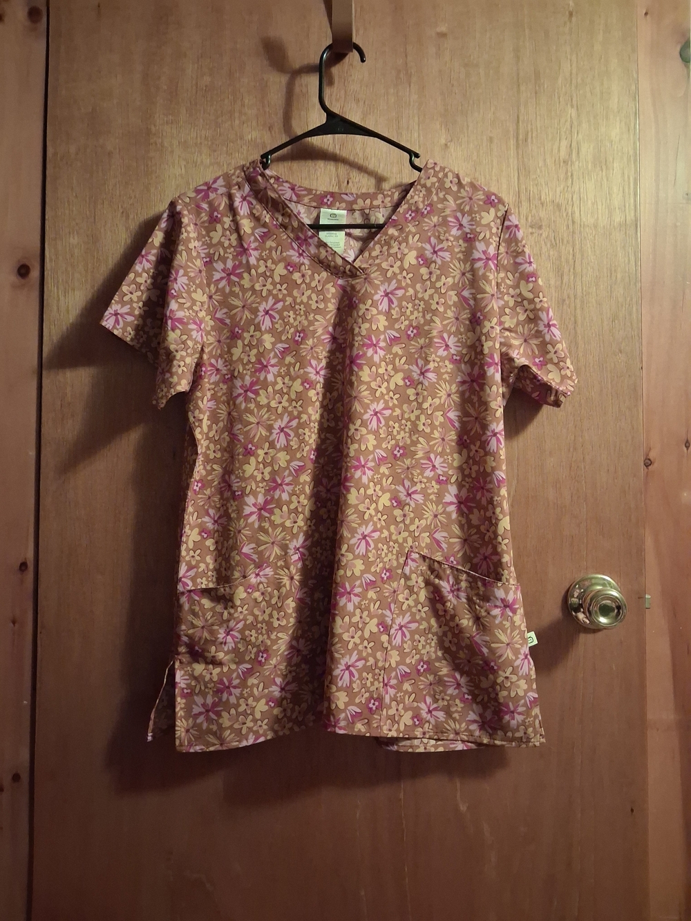 WonderWink Pink Floral V-Neck Scrub Top on Tan. NWOT